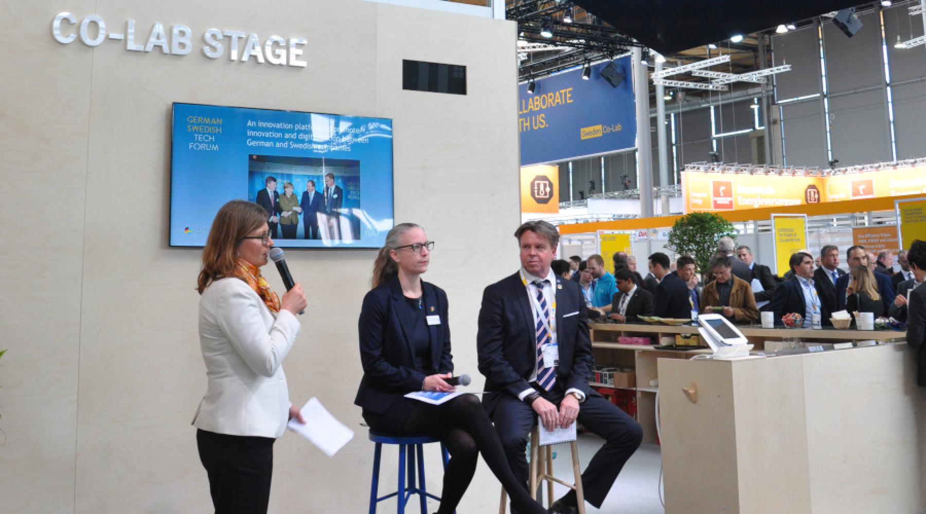 Malin Johansson och Ninni Löwgren Tischer, Tysk-Svenska Handelskammaren, samt Johan Carlstedt, IVA, på Sweden Co-Lab Stage på Hannover Messe 2019