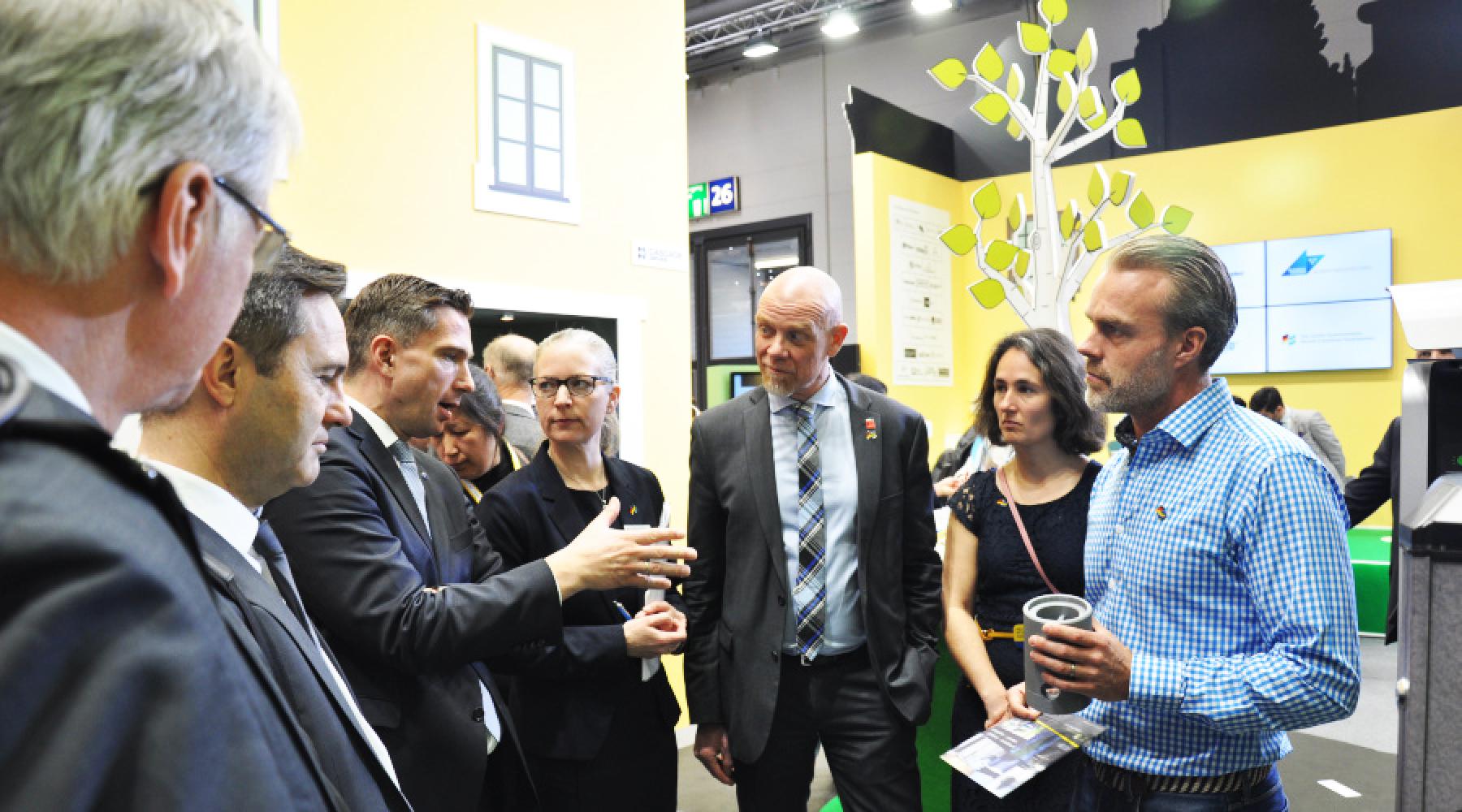 Tyska delstaten Sachsens näringsminister Martin Dulig på besök i Swedish Energy Pavilion, i samtal med en utställare.