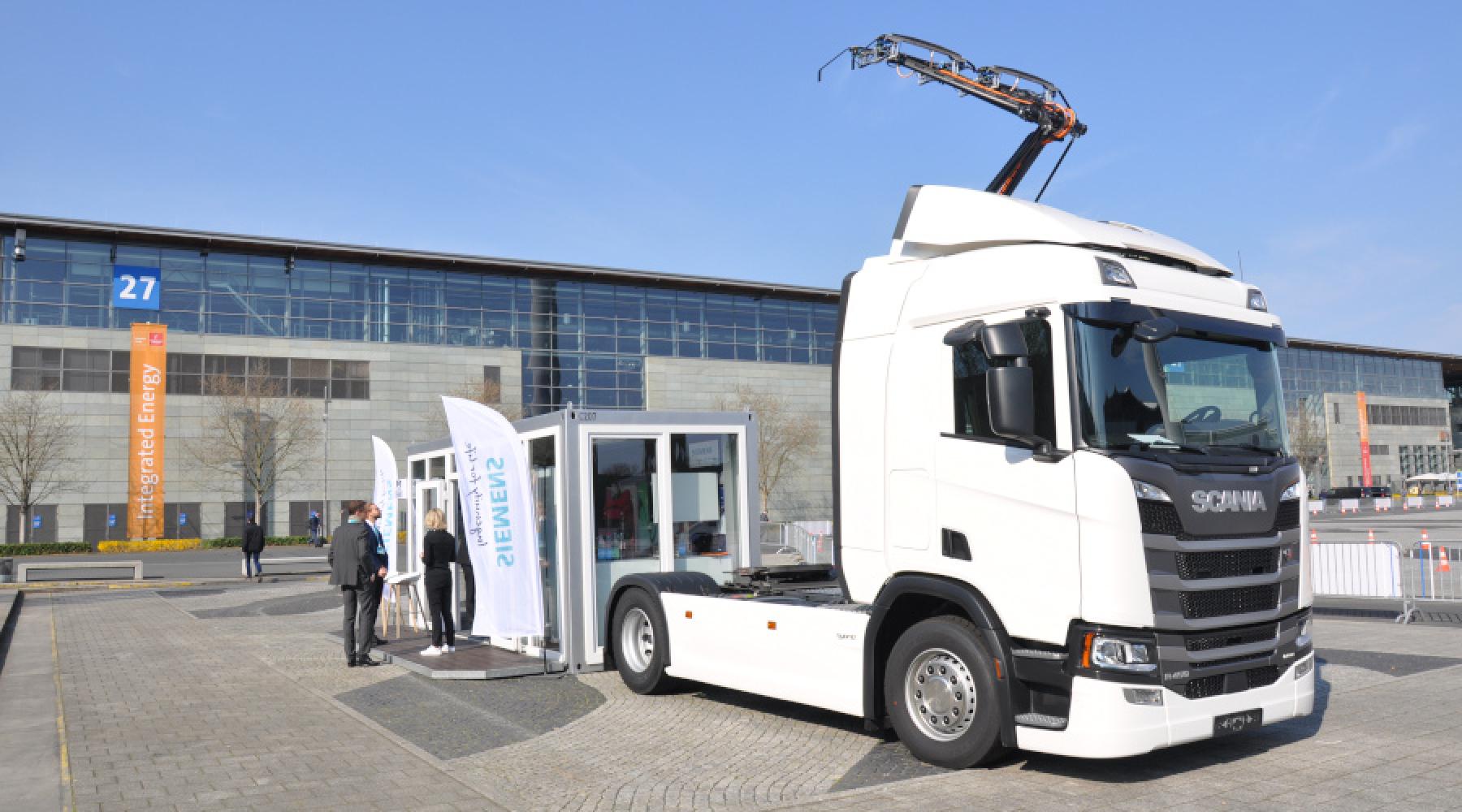 En Scania-lastbil med strömavtagare på Hannover Messes utomhusområde 2019.