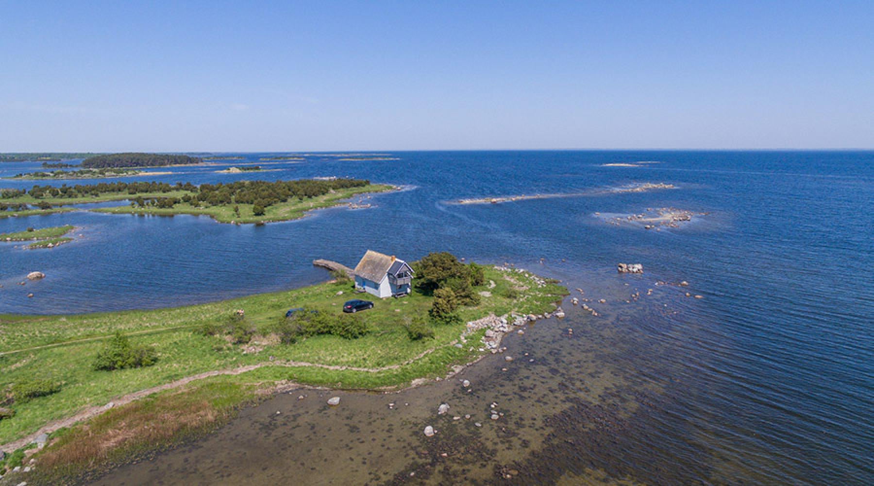 Das Ferienhaus Saltkär, auf einer kleinen Landzunge direkt am Meer gelegen