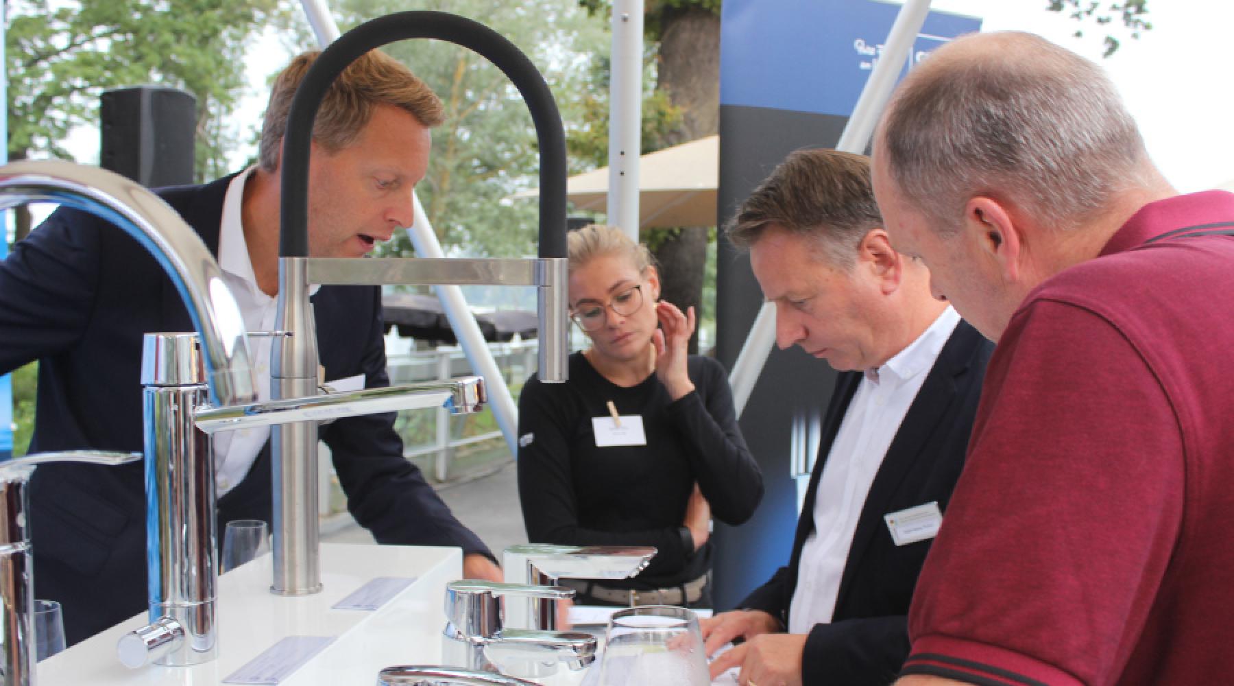Besökare i Grohes monter på Tysk-Svenska Handelskammarens business kickoff 2019.
