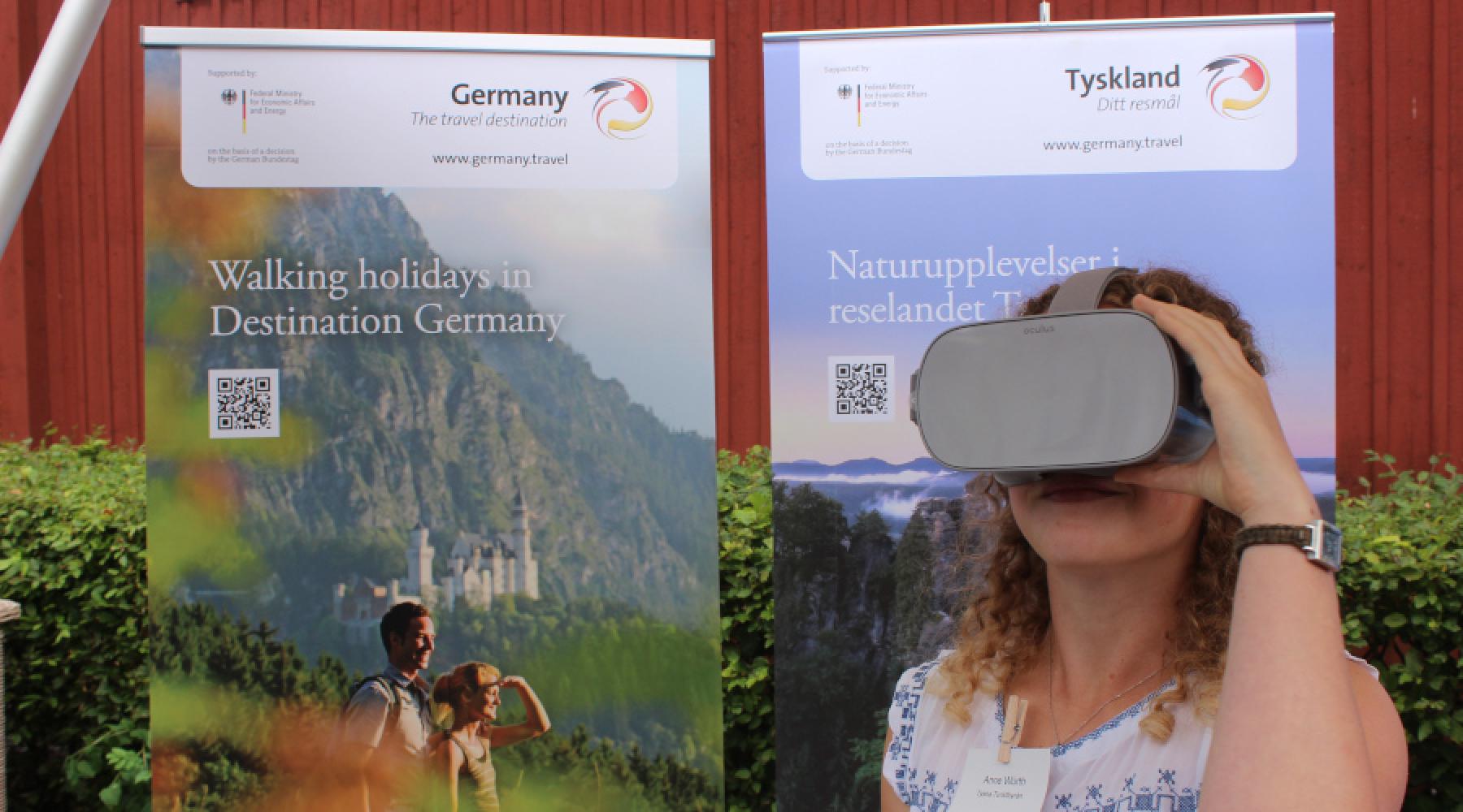 En deltagare provar VR-glasögon i Tyska Turistbyråns monter på Tysk-Svenska Handelskammarens business kickoff 2019.