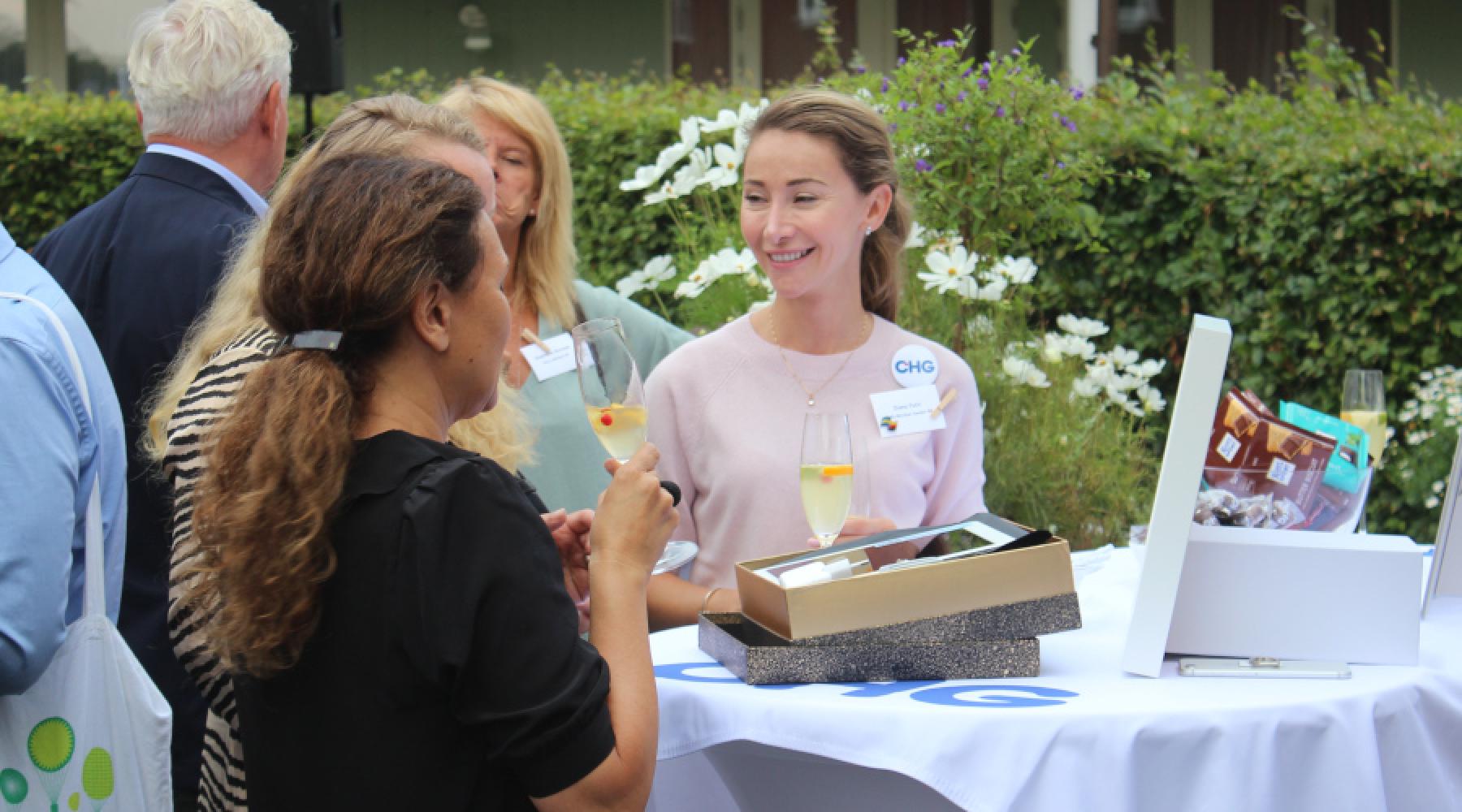 Fröhliche Menschen bei dem Business Kick-off der Deutsch-Schwedischen Handelskammer