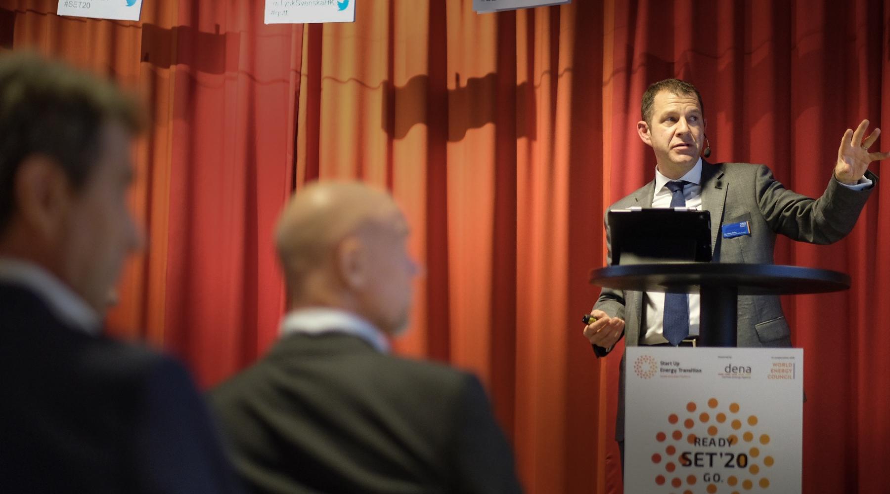 copyright by dena Jonathan Oxley, World Energy Councilpresenterade det globala perspektivet på energiomställningen