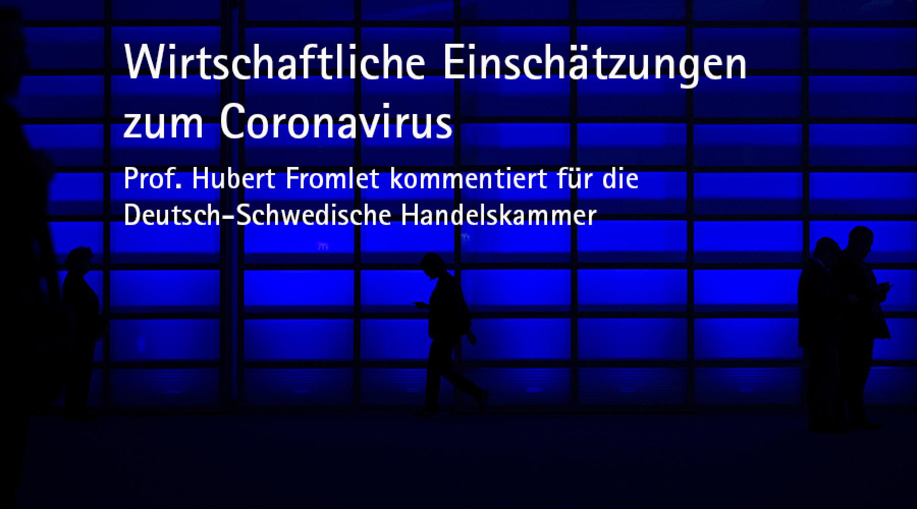 Blaue Wand, Schatten von Menschen und der Text "Wirtschaftliche Einschätzungen zum Coronavirus. Prof. Hubert Fromlet kommentiert für die Deutsch-Schwedische Handelskammer"