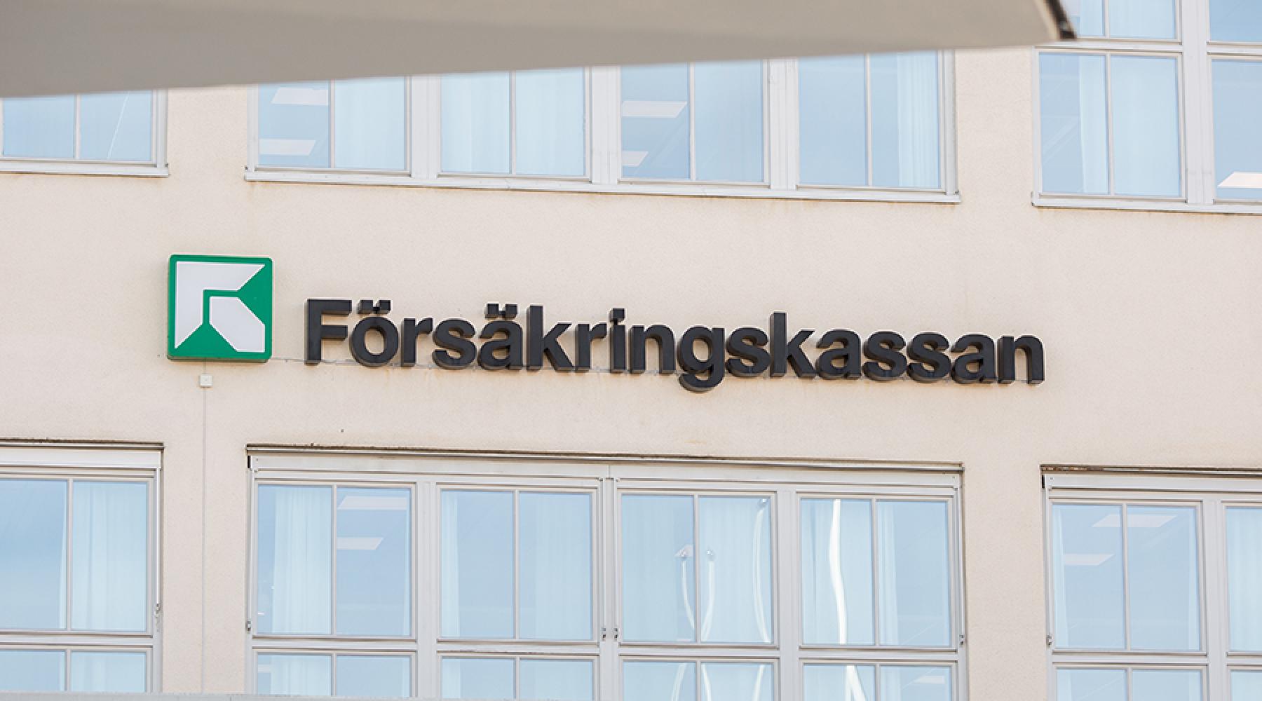 Försäkringskassans logotyp på en byggnad