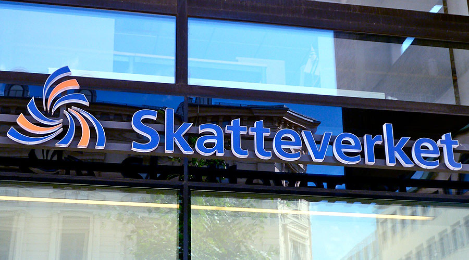 Skatteverkets logotyp på en byggnad