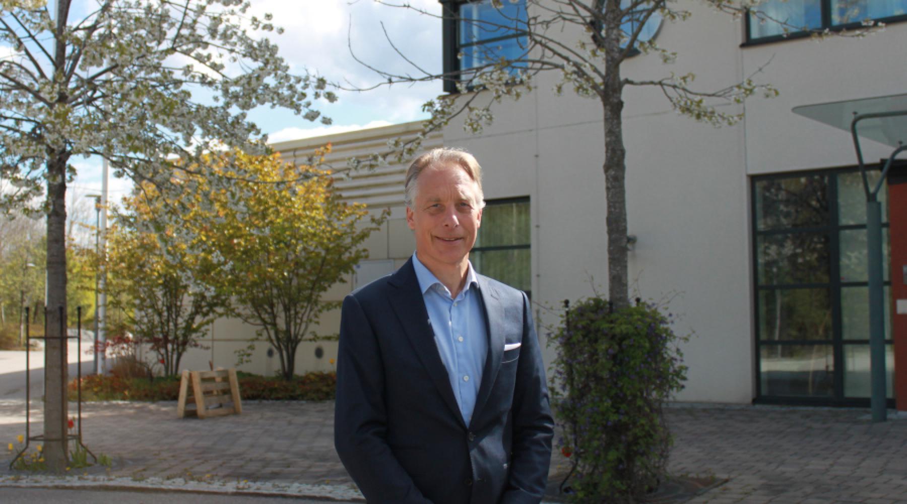 Erik Askensjö, Geschäftsführer von Schaeffler in Schweden, vor dem Firmengebäude.