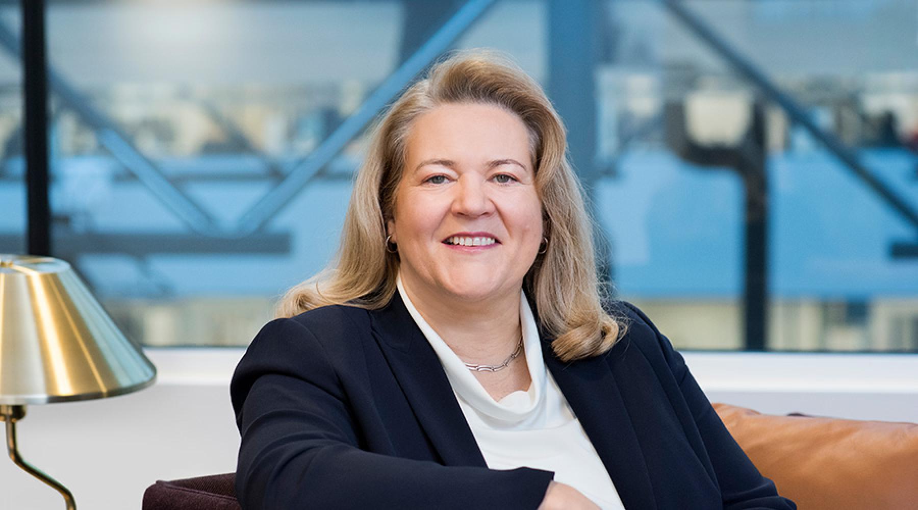 Porträttbild av Andrea Fuder, inköpsdirektör och medlem av Volvo Groups Executive Board i ett ljust rum