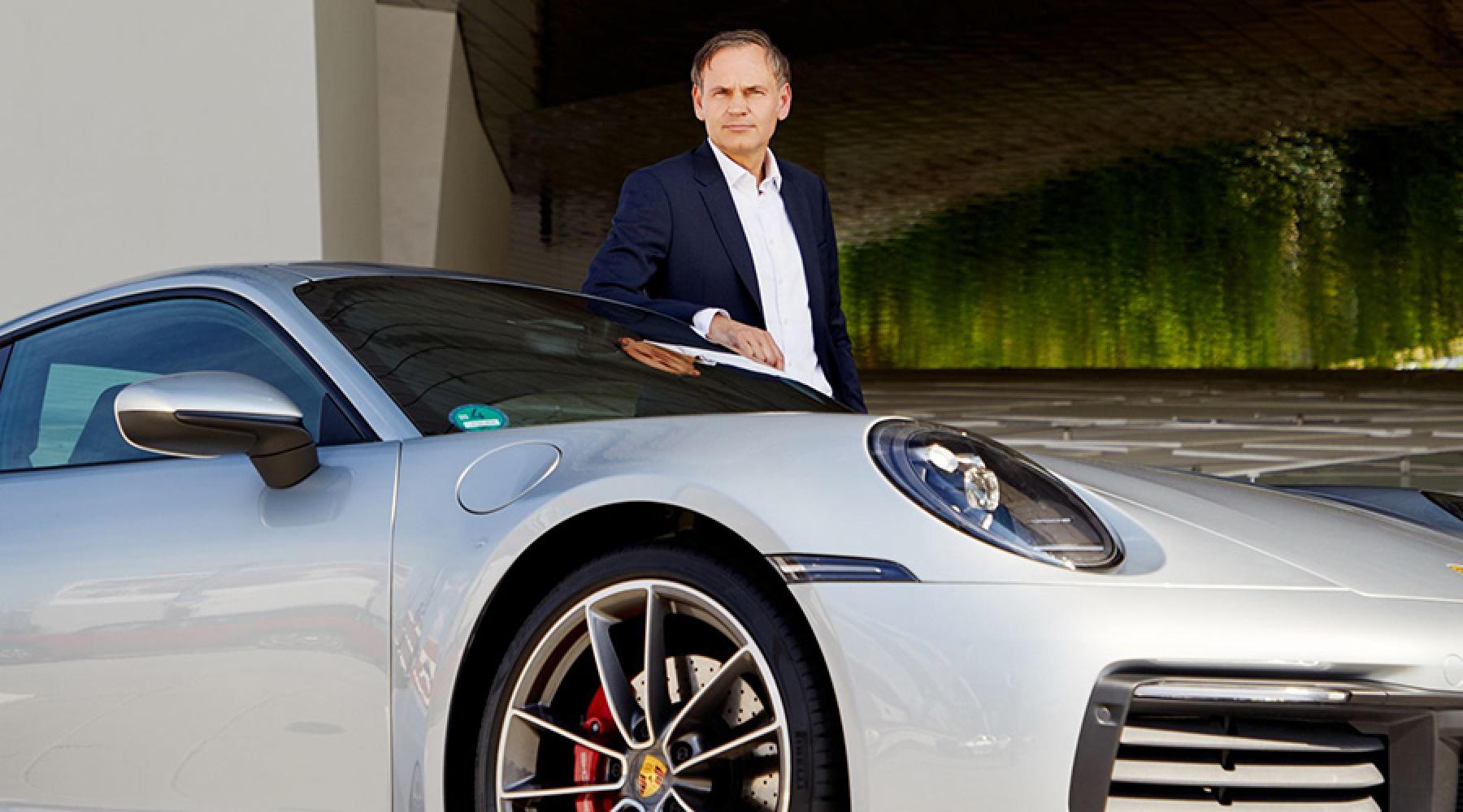 Oliver Blume (Porsche AG) und ein Modell von Porsche