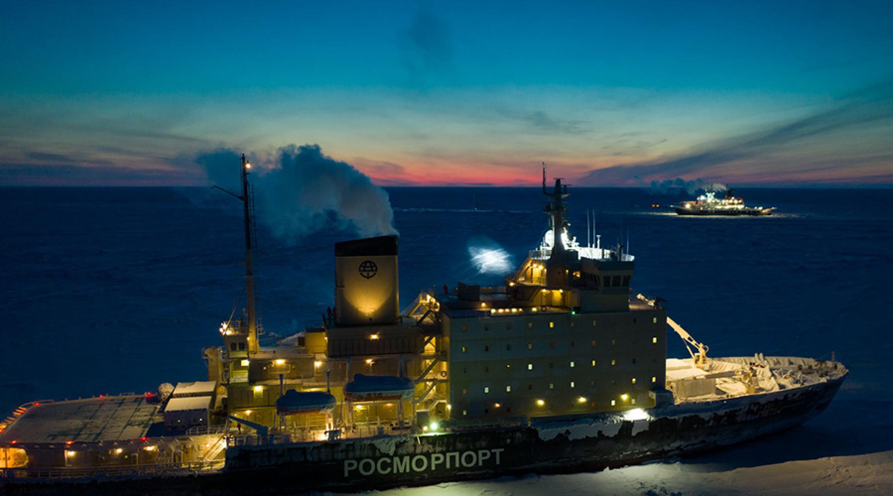 Eisbrecher Polarstern in Dunkelheit