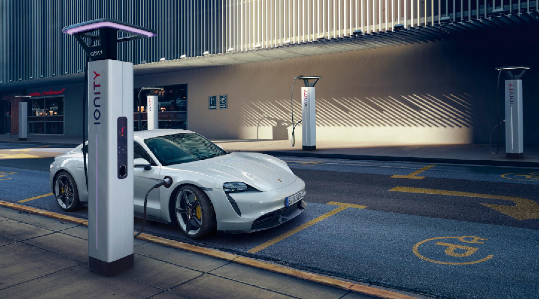 Porsches Taycan laddas.