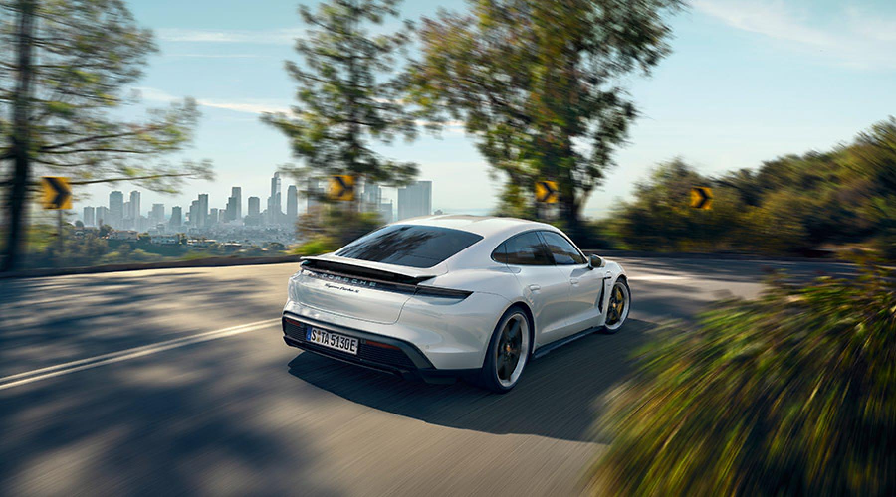 Porsches Taycan i ett somrigt landskap