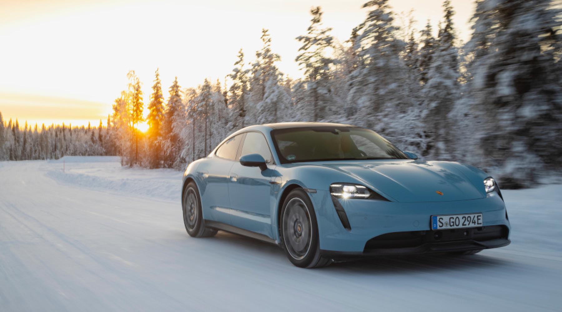 Porsches Taycan in Winterlandschaft.