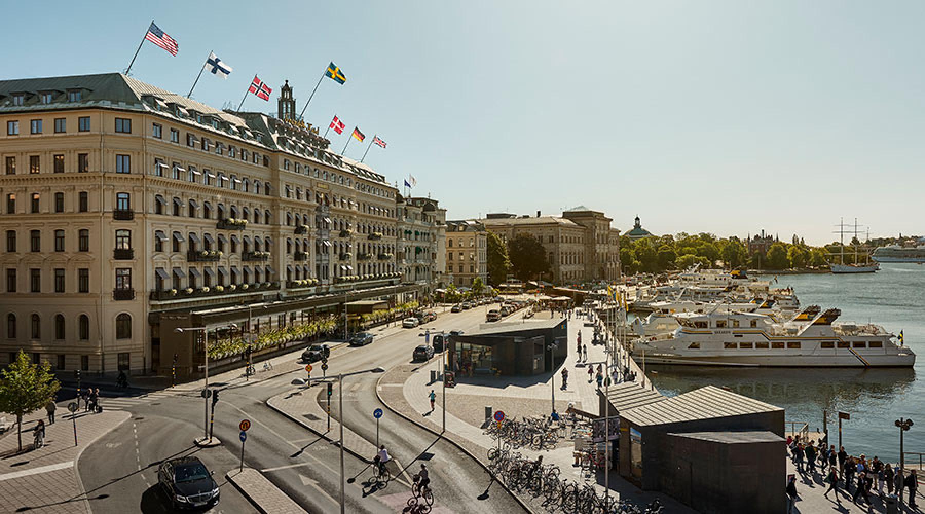 Vy över Grand Hôtel och Strömkajen i Stockholm