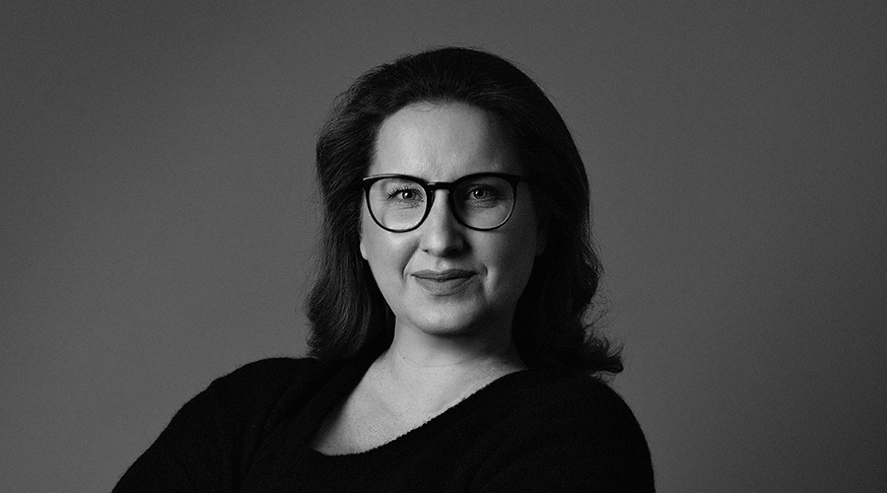 Bilden visar en svartvit porträttbild av Charlotta Dahlqvist, COO på Linum, medlem i Tysk-Svenska Handelskammaren