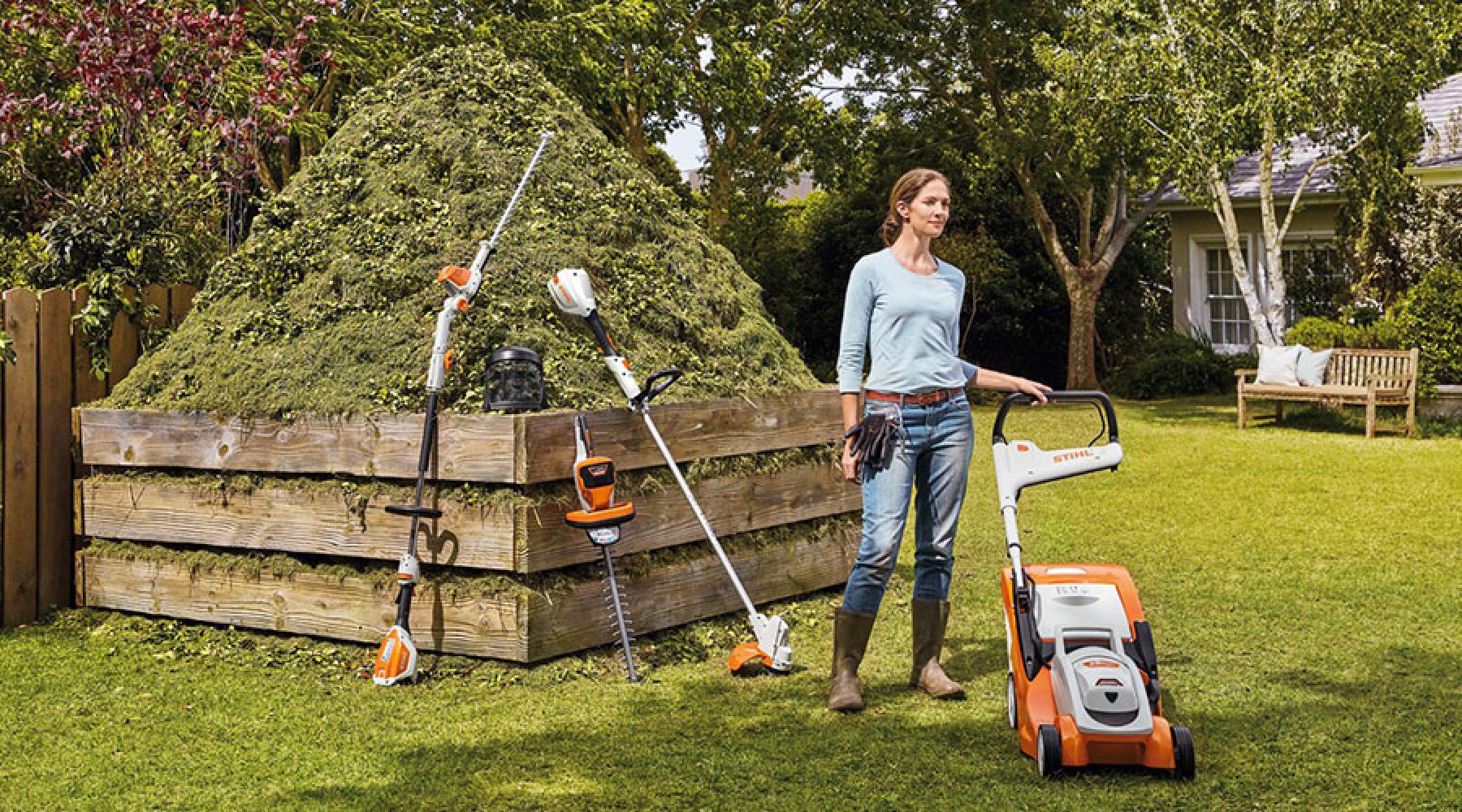 Frau mit Akku-Rasenmäher, Produkt von Stihl, Mitglied der Deutsch-Schwedischen Handelskammer