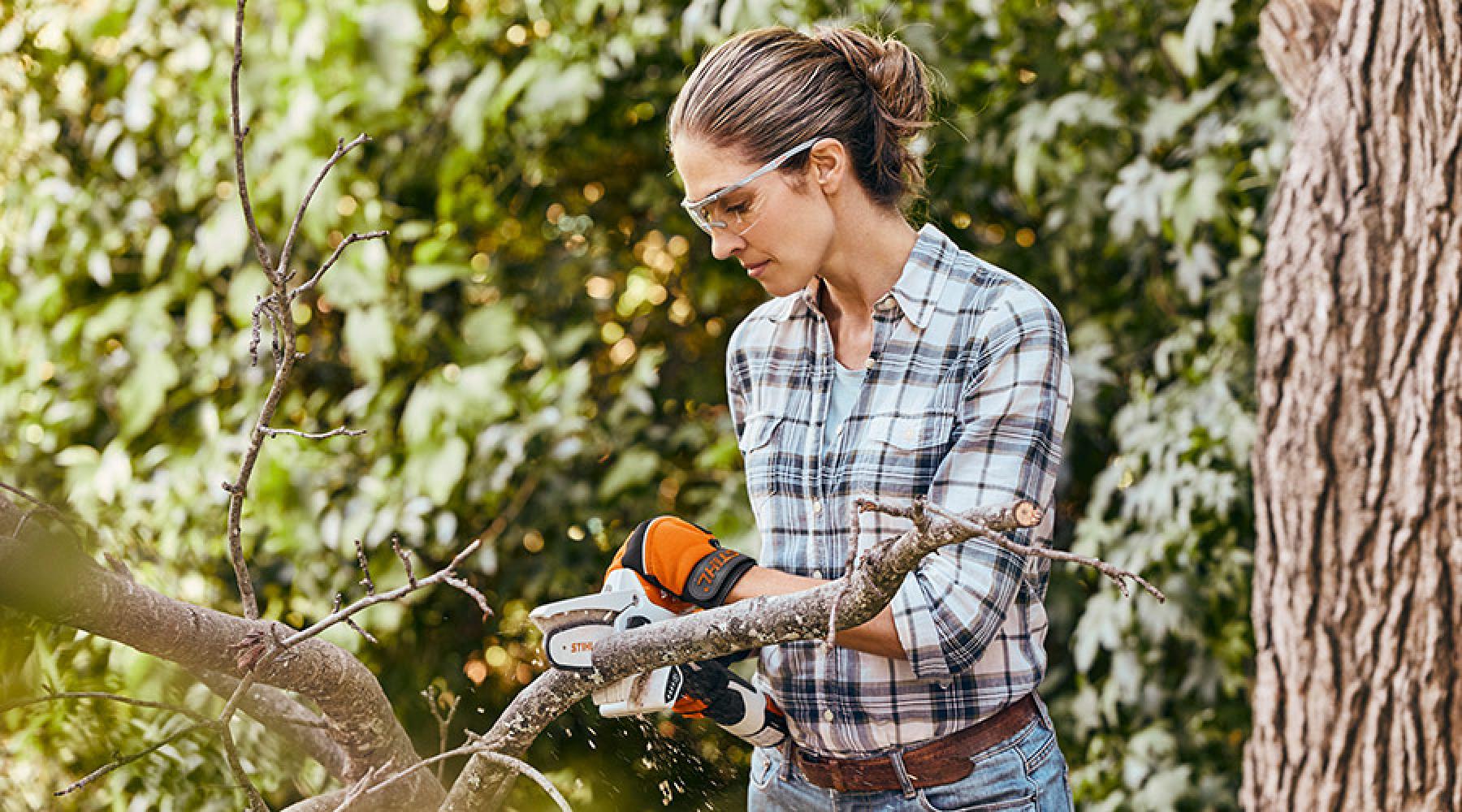 Frau mit Motorsäge, Produkt von Stihl, Mitglied der Deutsch-Schwedischen Handelskammer