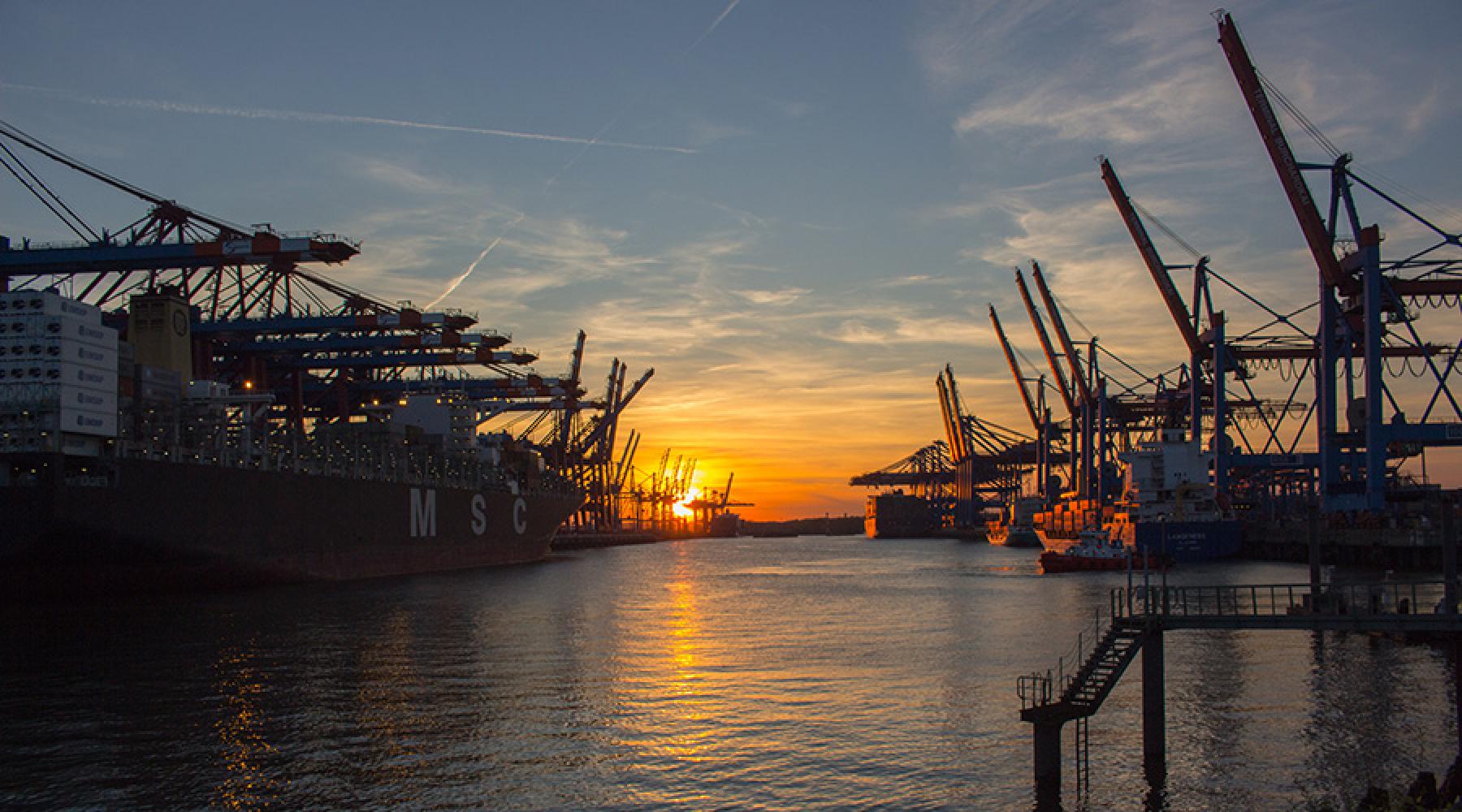 Bild vom Hamburger Hafen bei Sonnenuntergang