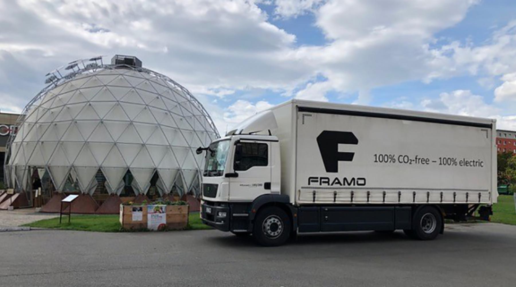 Lastbil med text: 100% CO2-free - 100% electric