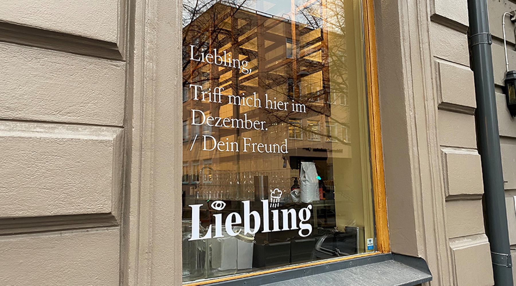 Restaurant Liebling Stockholm Södermalm: Fensteraufschrift: Liebling, Triff mich hier im Dezember/ Dein Freund