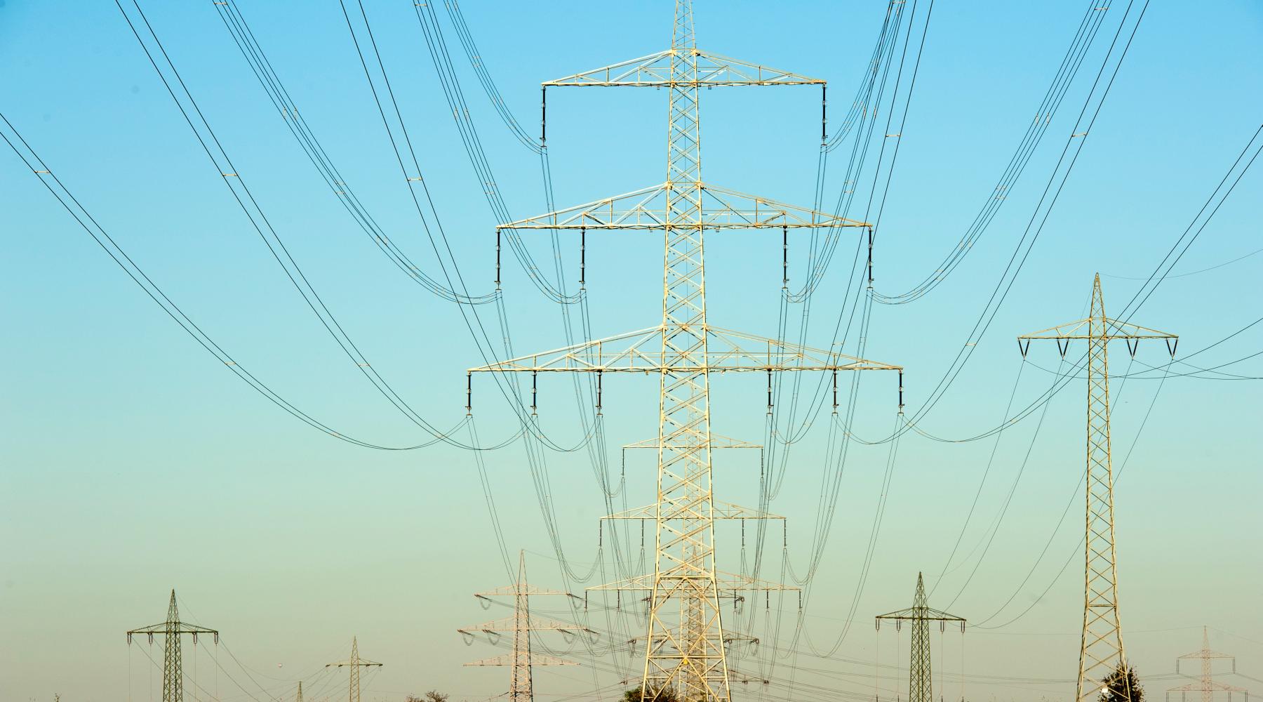 Elektrisk ledning frmaför en blå himmel