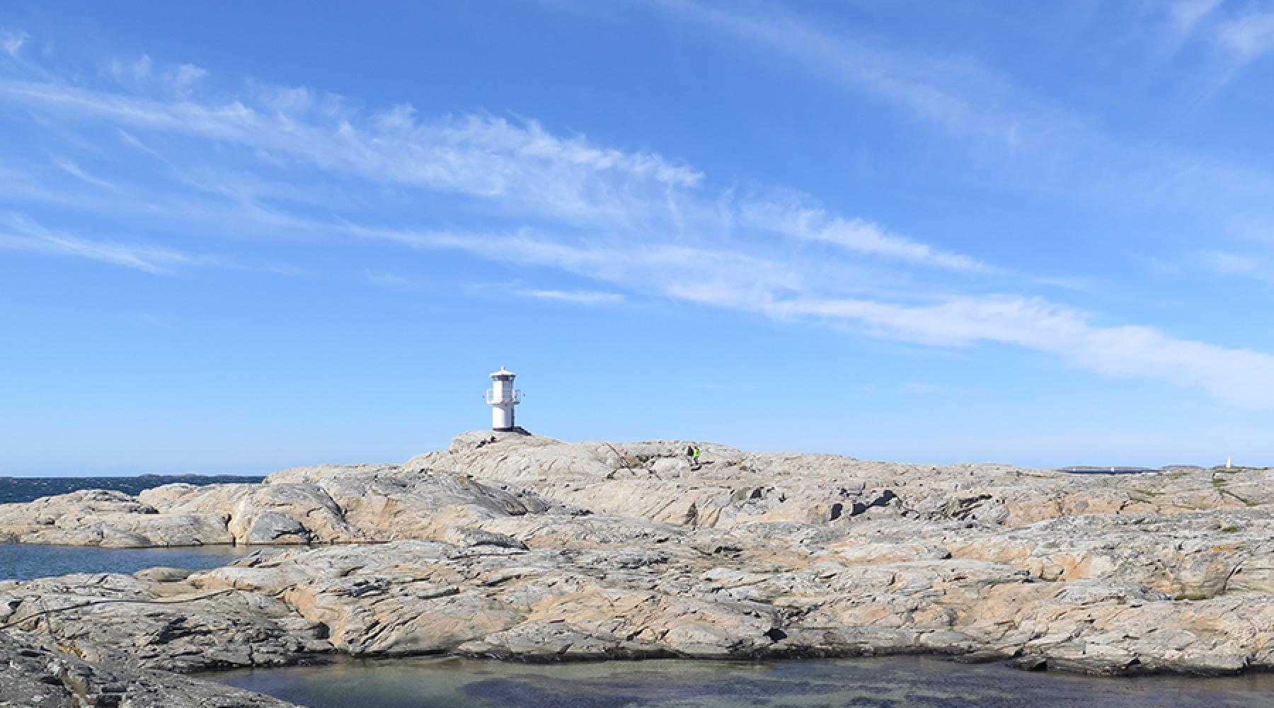 Der kleine Leuchtturm Piren auf den Klippen von Marstrand, einer Insel an der schwedischen Westküste.