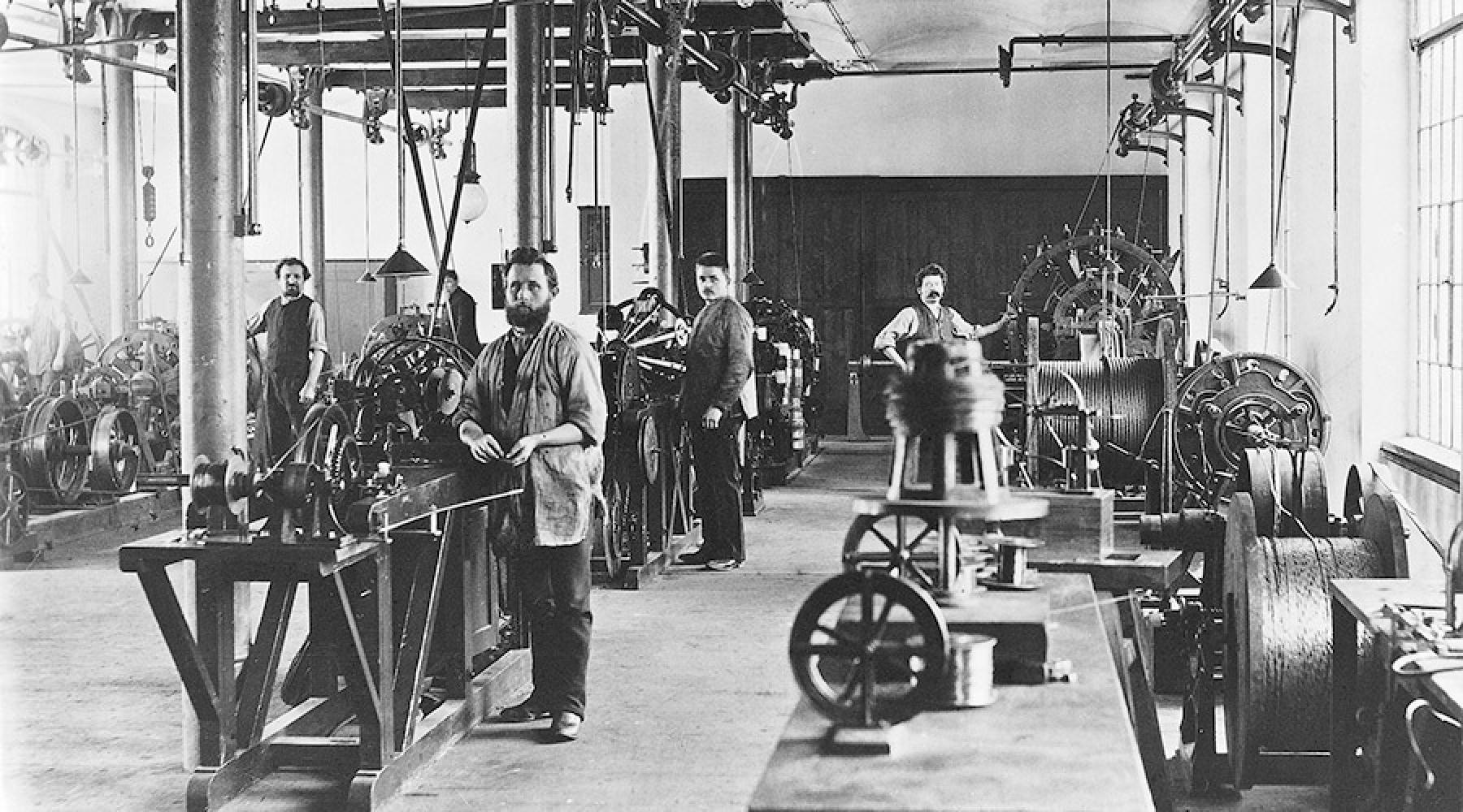 Employees at Siemens & Halske's Charlottenburg plant in 1890.