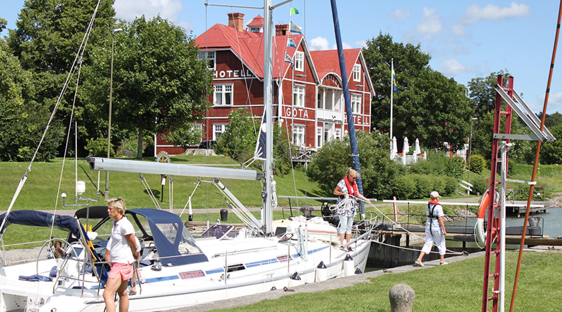 Boote in den Schleusen bei Berg am Göta Kanal.