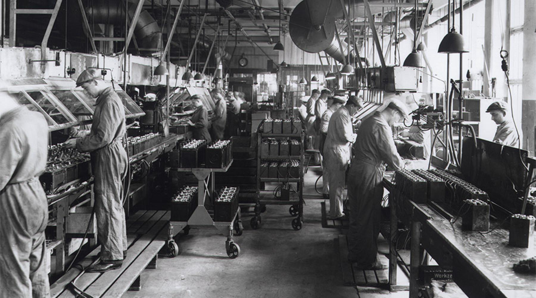 Bosch-Arbeiter bei der Fertigung von Batterien 1956.