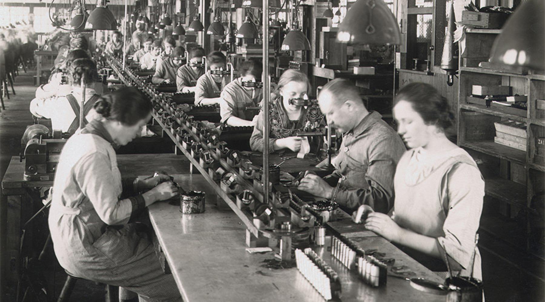 Foto einer Ankerwickelei im Bosch-Zündwerk Stuttgart, 1927.