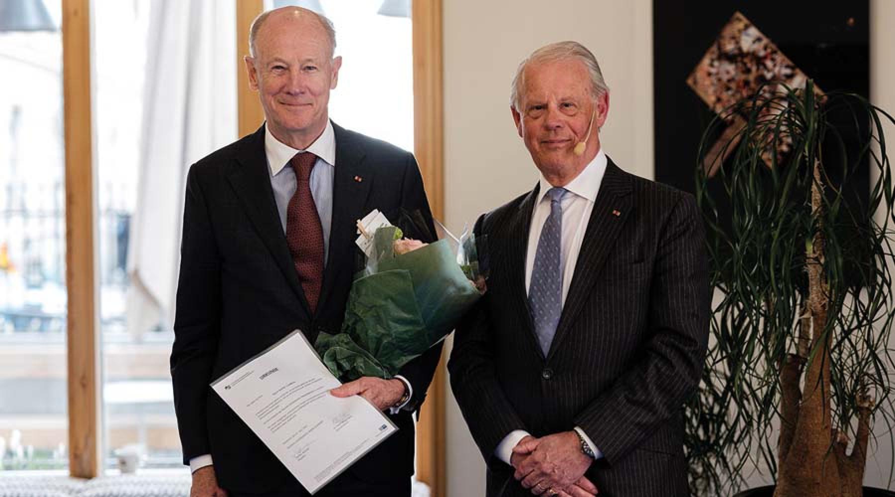 Sverker Lundkvist erhält die Ehrenmedaille von Staffan Bohmann.