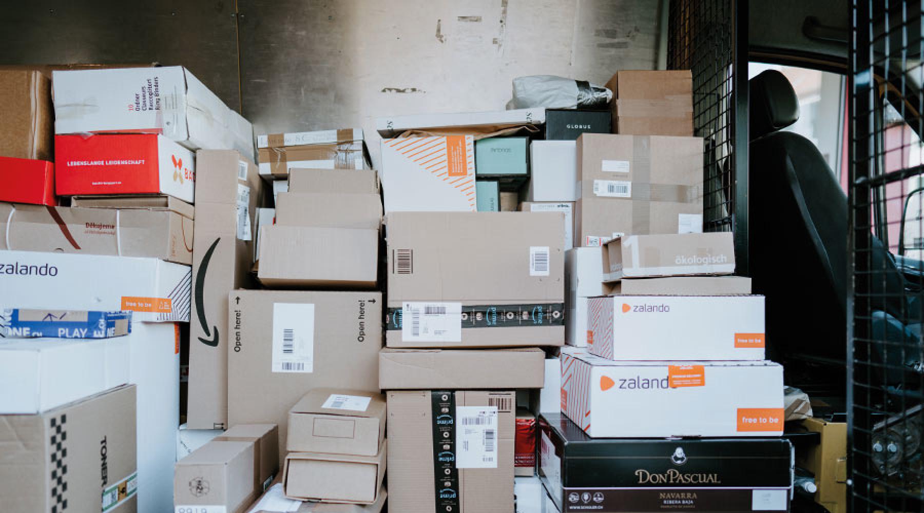 Pappersförpackningar i transportbilen. Bild: Claudio Schwarz / Unsplash