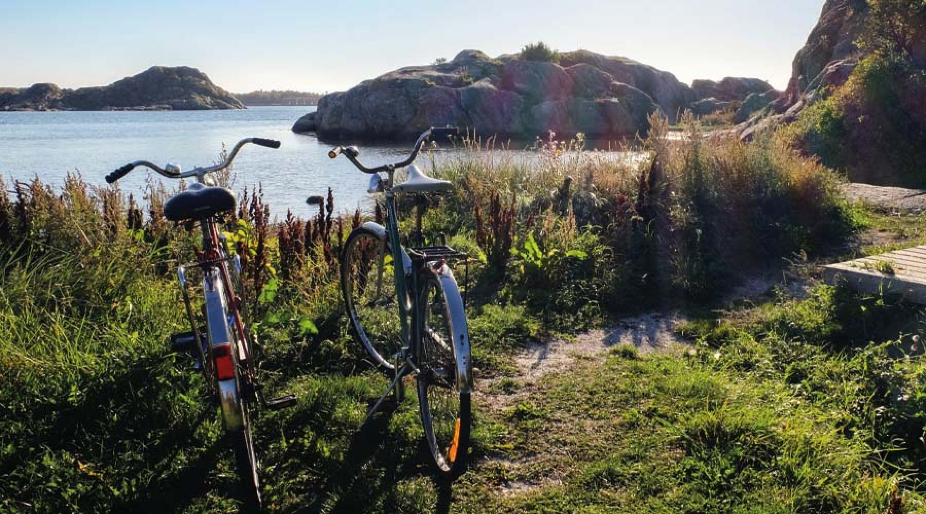 Foto: Jessica Pamp / Unsplash Cyklar parkerade i idylliskt område vid en sjö