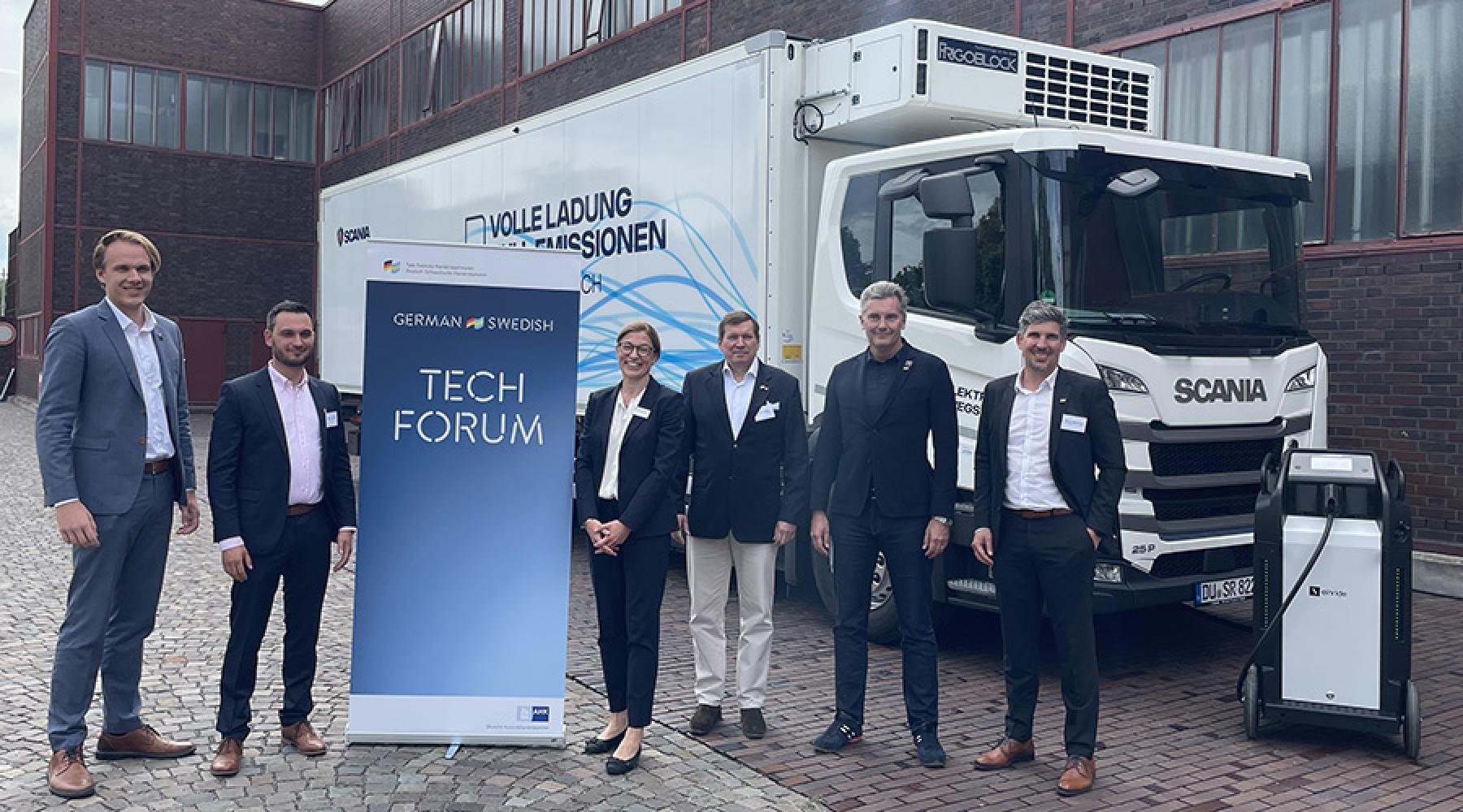 Bild på seminariedeltagarna framför e-truck