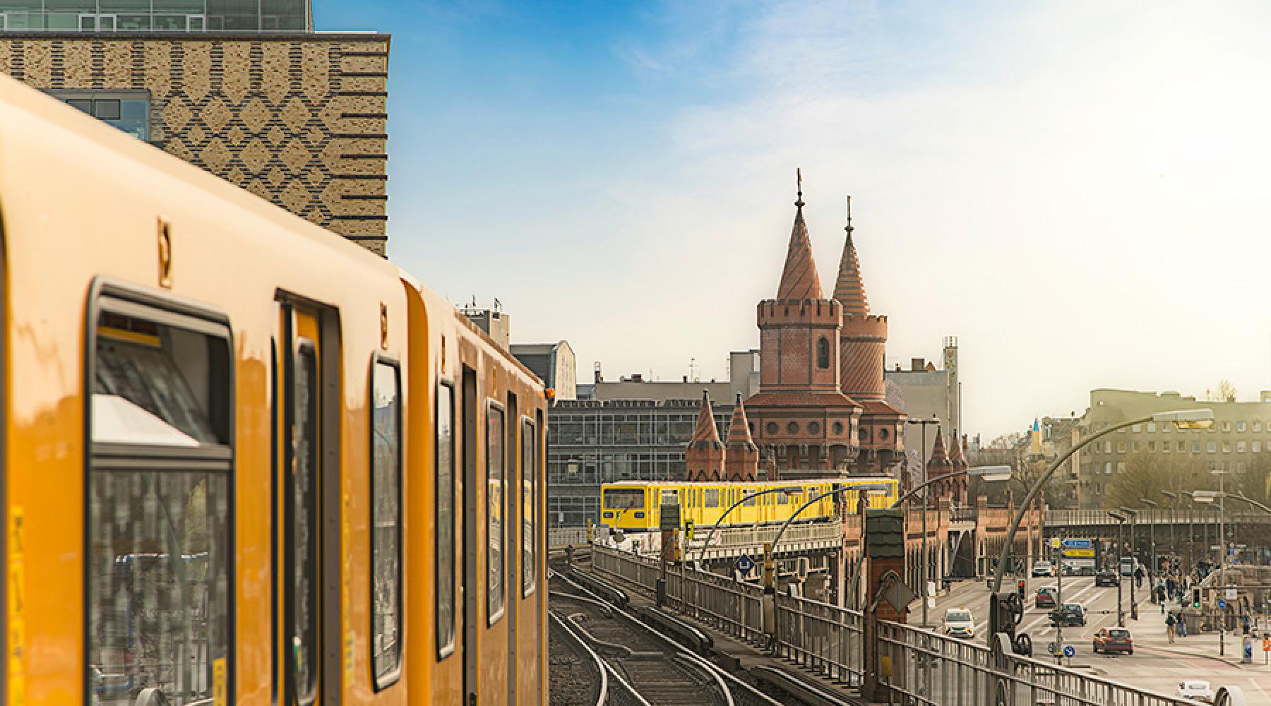 Tunnelbanetåg på Oberbaumbrücke i Berlin.