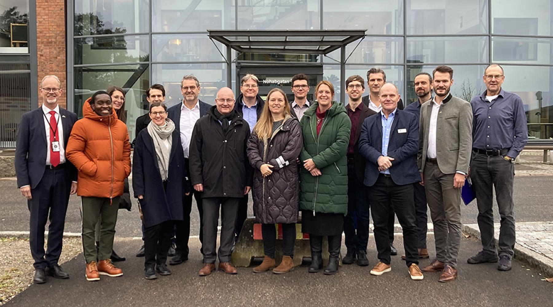 Gruppbild framför GKN Aerospace i Trollhättan.