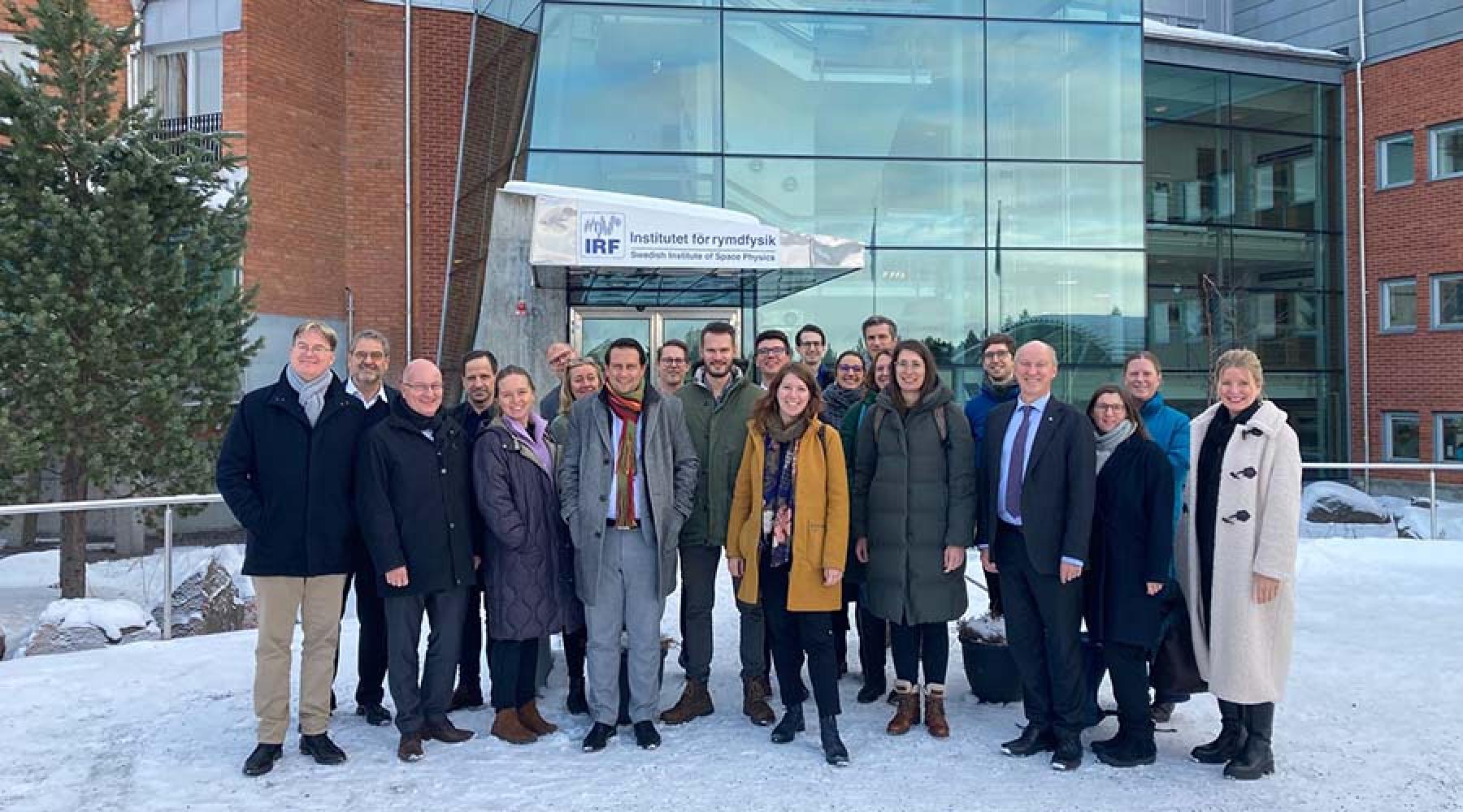 Gruppbild på delegationen vid rymdcampus i Kiruna