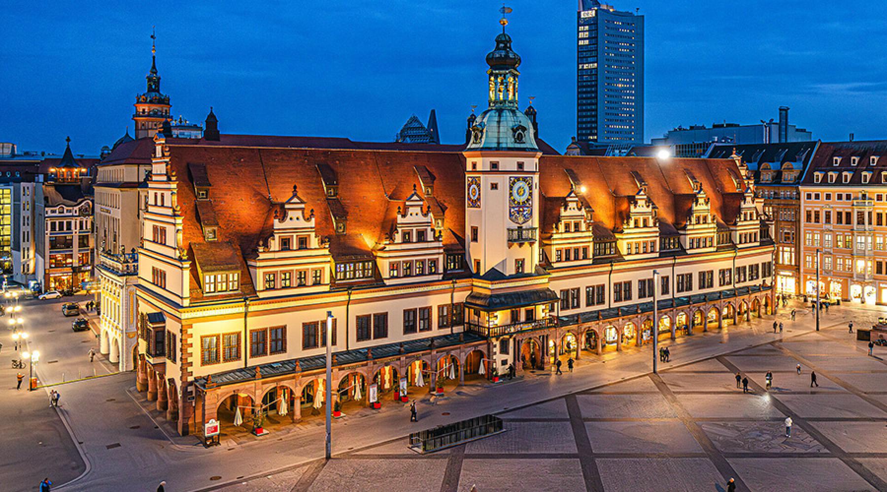Det gamla rådhuset på marknadsplatsen i Leipzigs innerstad. Det gamla rådhuset på marknadsplatsen i Leipzigs innerstad.