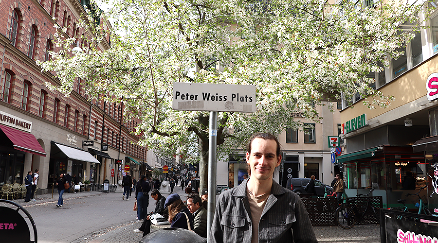 Anton Beck, praktikant på handelskammaren, tipsar om författaren Peter Weiss, som har ett eget torg i Stockholm. Peter Weiss plats i centrala Stockholm
