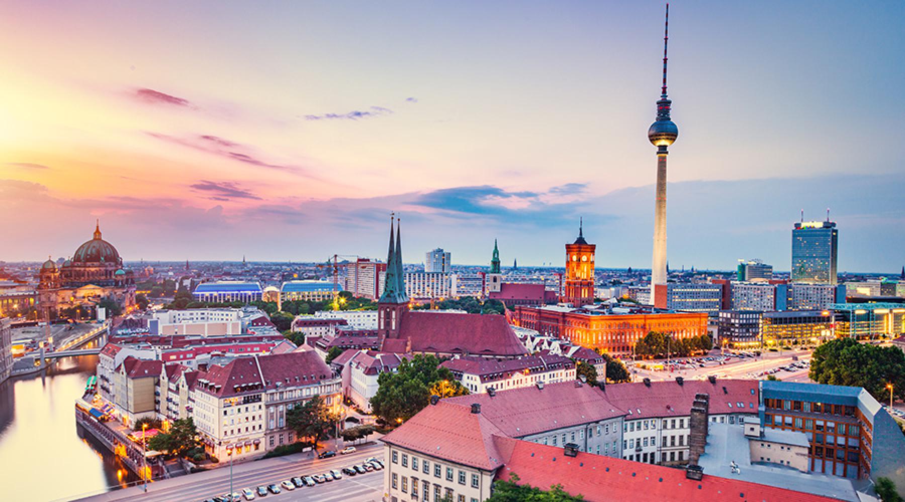 Berlin, Tyskland vid solnedgången. Berlin, Tyskland vid solnedgången.