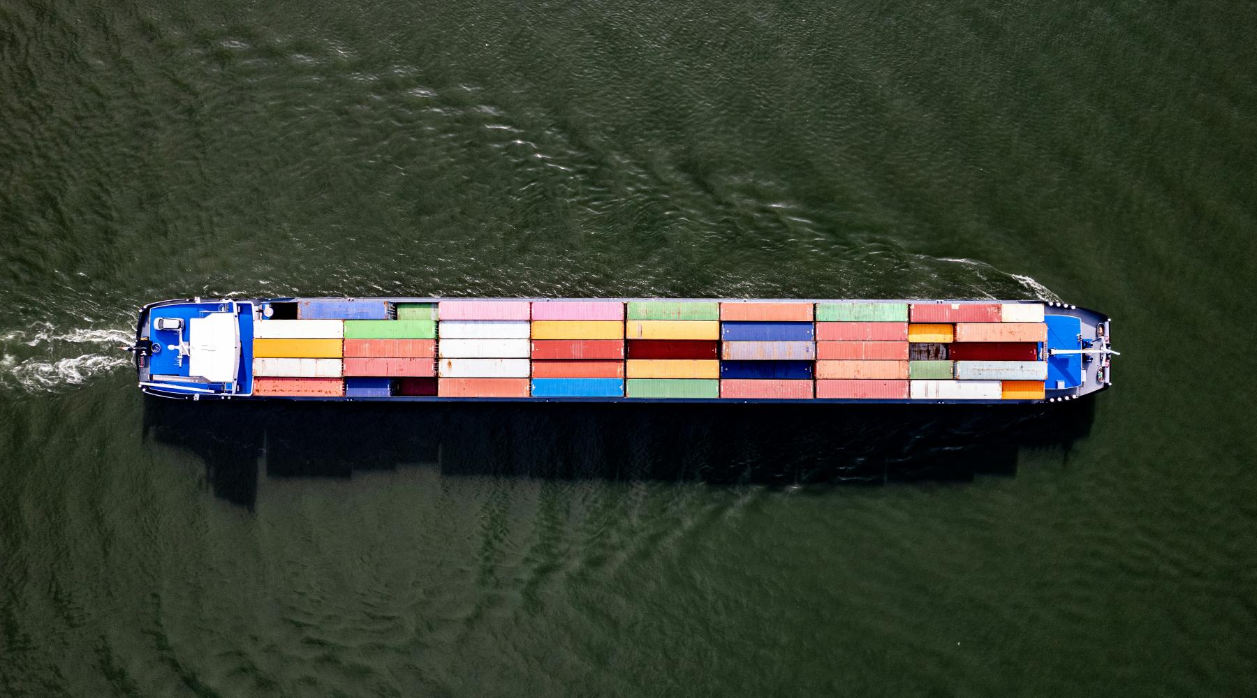 En bild som visar ett containerfartyg.