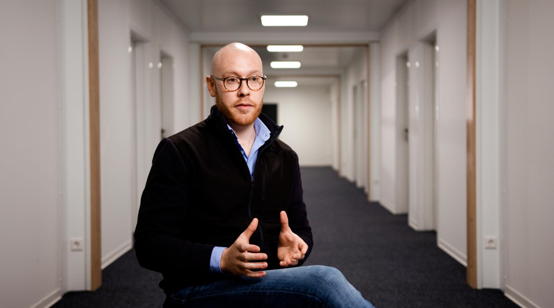 Filip Dahlin, försäljningschef Norden, fotograferad i kontorsmiljö