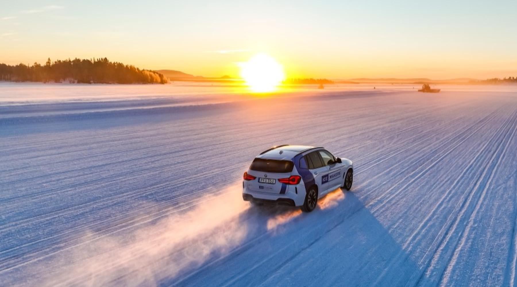 BMW på en snötäckt testbana i Arjeplog