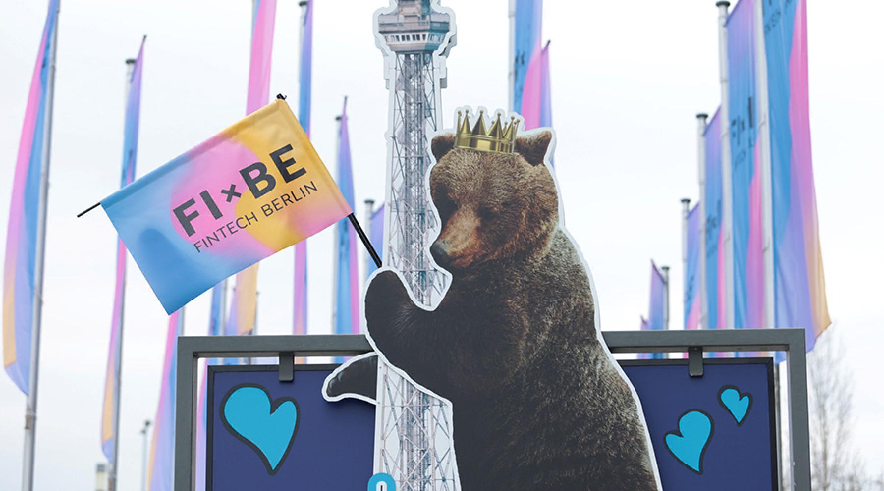 En björn gör reklam för mässan FIBE