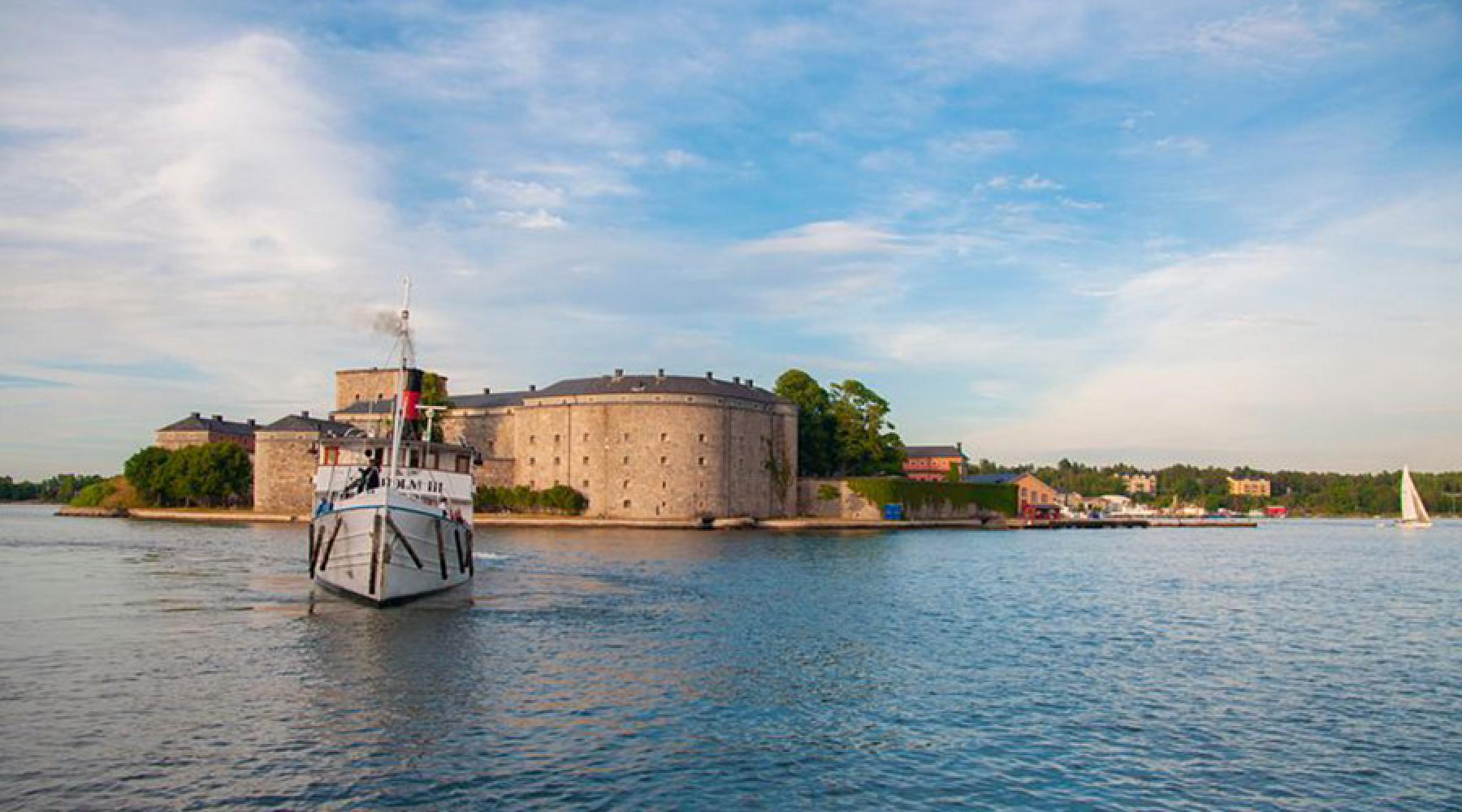 Stockholmer Pendelboot bei Sonnenuntergang