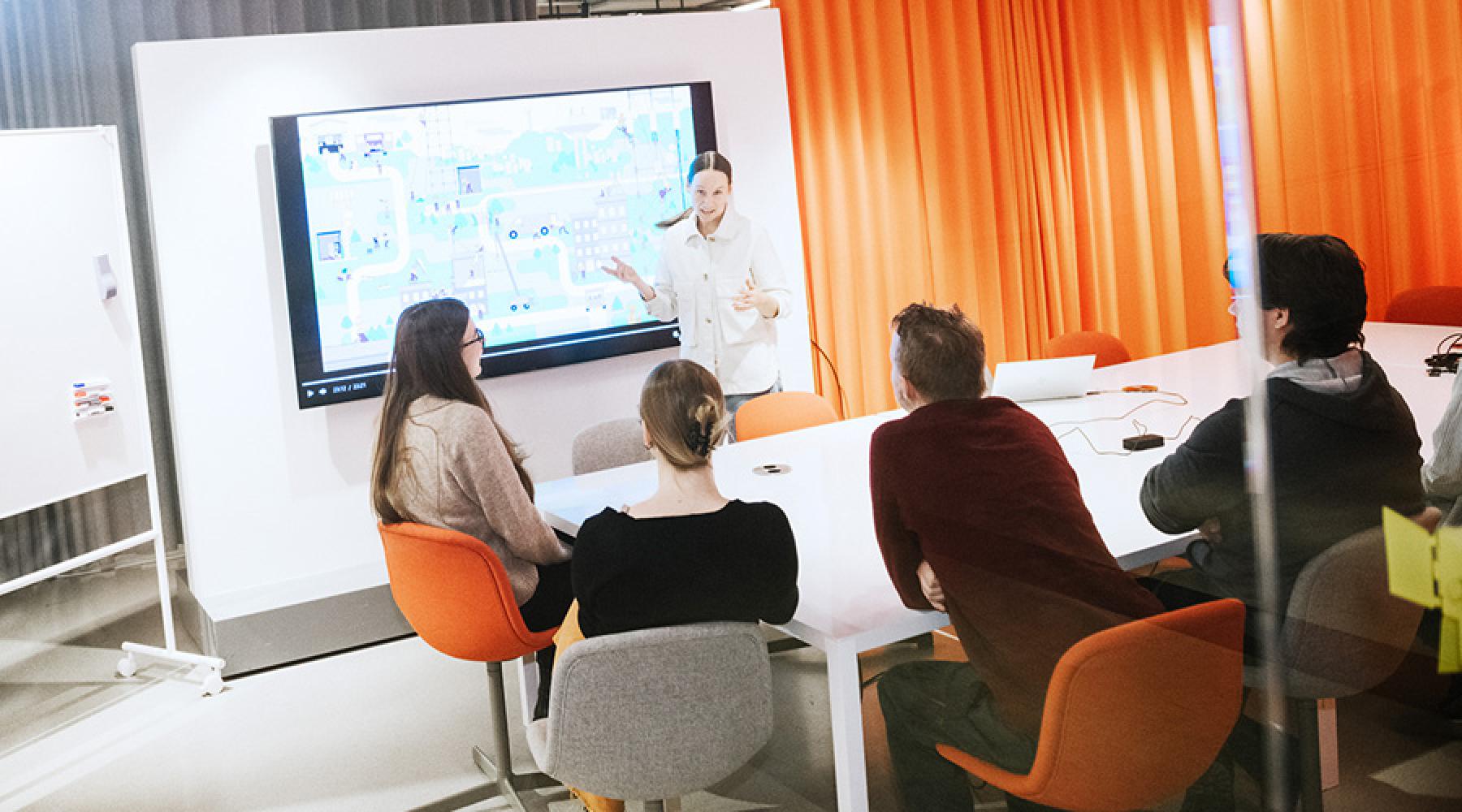 Eine Industrial Design Engineer hält eine Präsentation über Produktentwicklung und Industriedesign