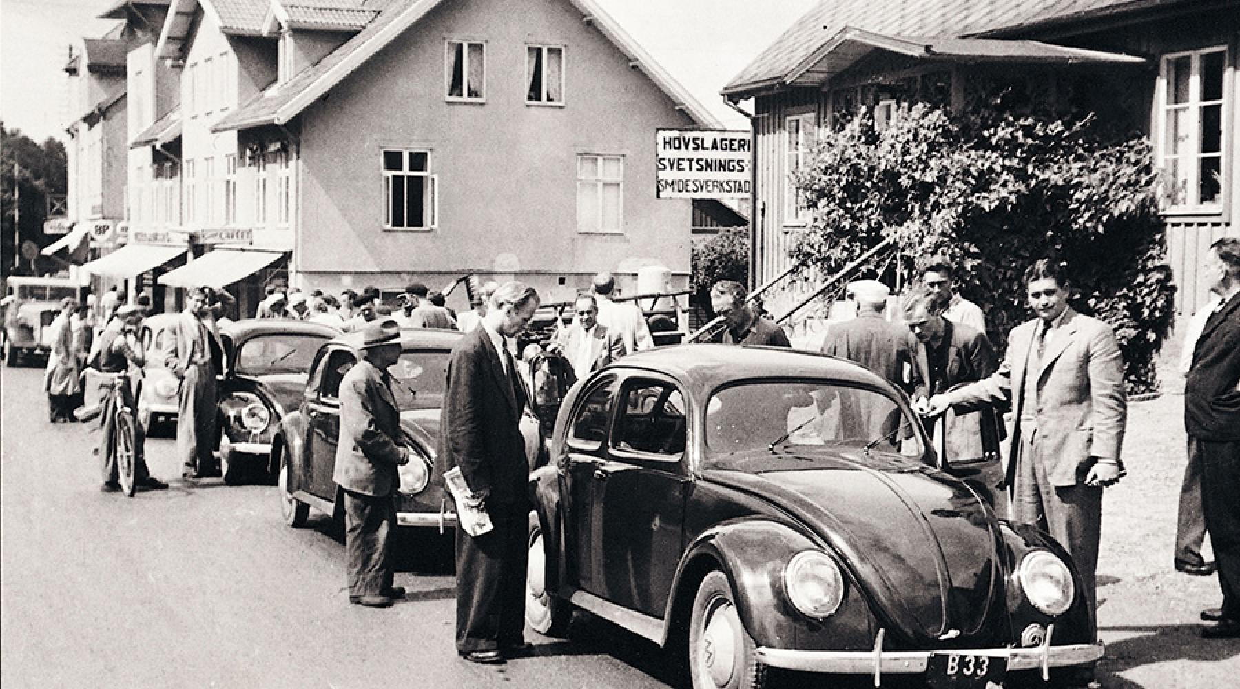 Volkswagens svenska historia startade 1948 när Scania-medarbetare körde fyra Bubblor från Helsingborg till Sverige. Här ett stopp i Örkelljunga.