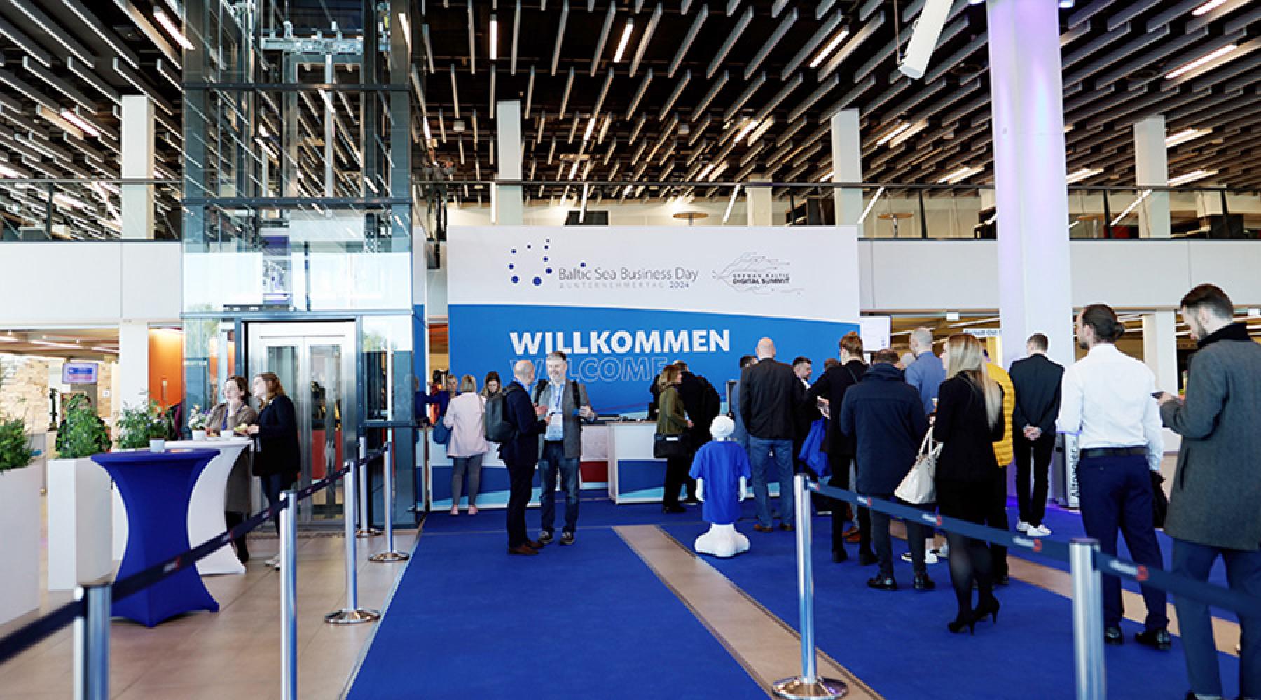 Bild på människor som registrerar sig vid ankomst till Baltic See Business Days 2024